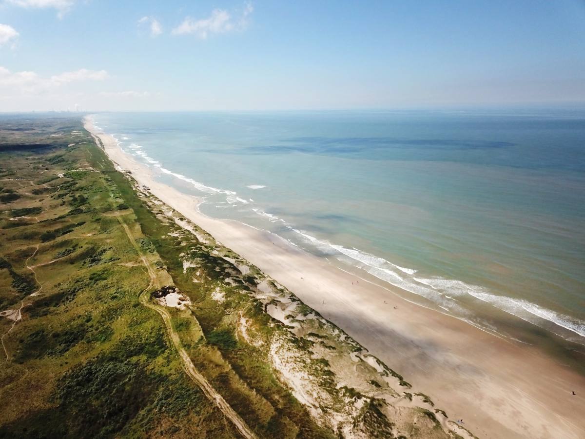 Luftaufnahme der Küste bei Egmond aan Zee